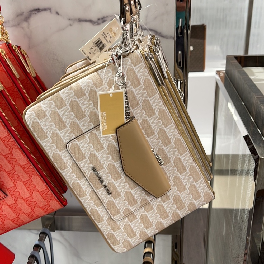 MICHAEL KORS JET SET ITEM LG 2 in 1 CARD CASE & WRISTLET
Camel 

NWT